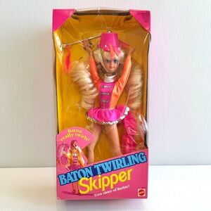 🩷 RARE! NIB. Vintage Barbie Baton Twirling Skipper Doll in Pink Outfit